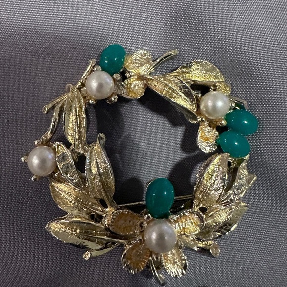 Christmas wreath pin and matching clip earrings - Picture 8 of 10